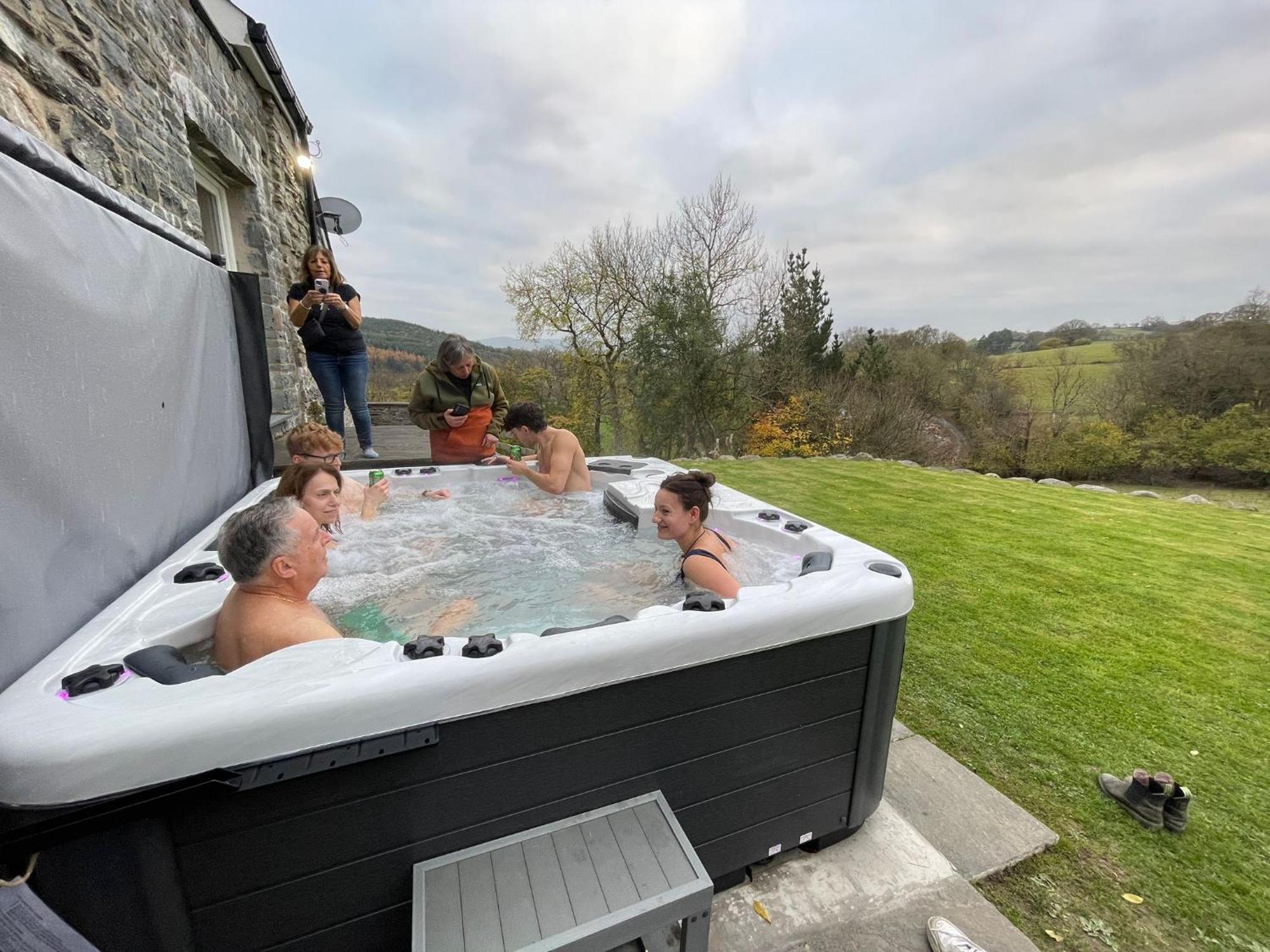 3 Bedroom Barn Conversion With Hot Tub-Garden View - Ty Cerrig Barn コーウェン エクステリア 写真